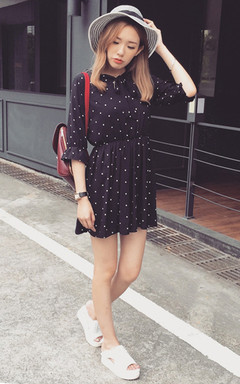 日韩甜美范：黑色的波点纯色连衣裙，很显白的一条裙子，时尚蝴蝶结设计，搭条纹草帽+鱼嘴凉鞋+休闲双肩包，韩范儿十足。