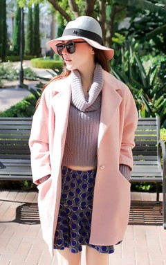 秋冬的粉色迷情，韩版毛呢外套，中长款的版型刚好可以盖住PP，搭配高领毛衣+圆点复古半裙，打造都市淑女范