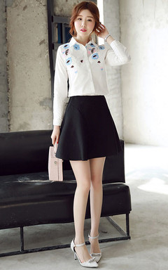 唯美绣花白衬衫，小翻领设计，利落大方，搭配黑色高腰半身裙，知性优雅。