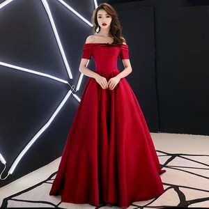 红色缎面婚纱礼服图片