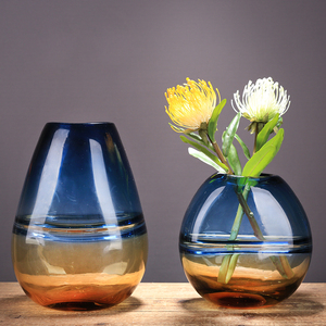 彩色玻璃花瓶创意图片