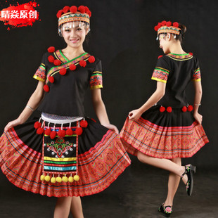 订做新款可爱绒球红黑色瑶族服饰短裙套装民族女装舞台服装y-005