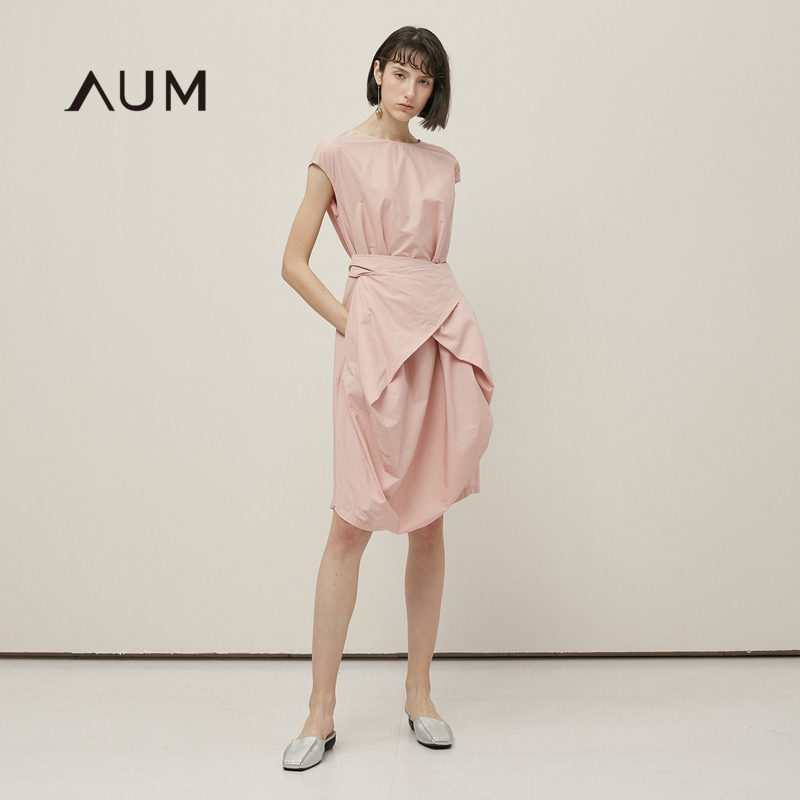 AUM噢姆2019夏季新款粉色圆领设计感收腰气质淑女短袖纯棉连衣裙
