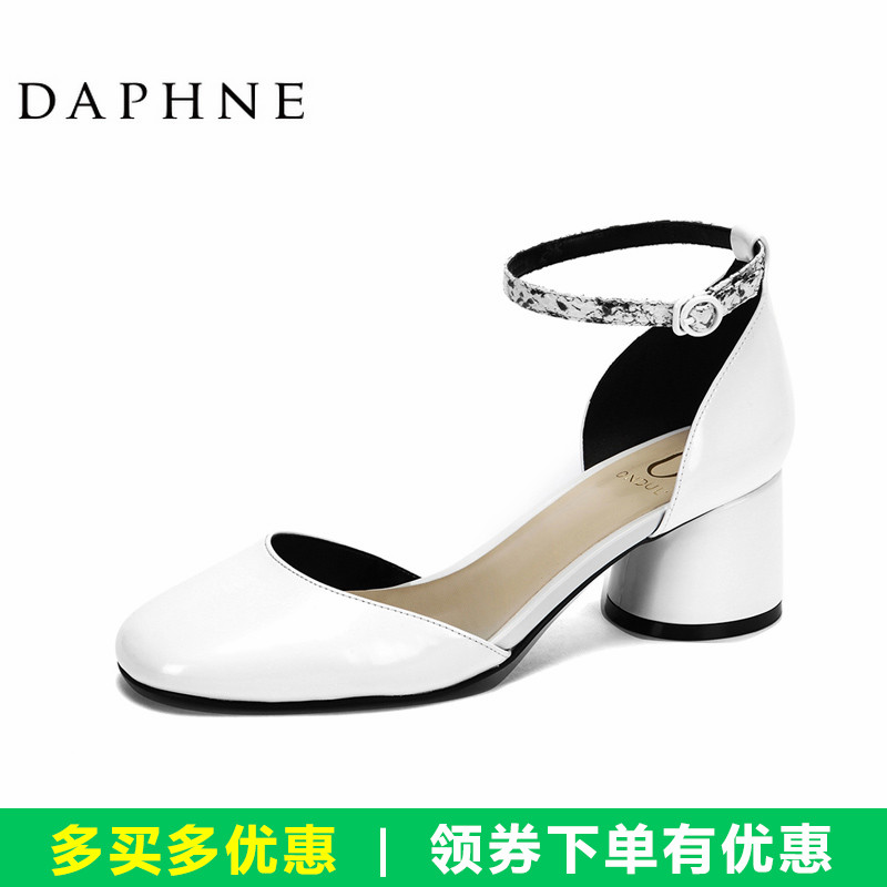 Daphne/达芙妮圆漾时尚方头粗跟浅口复古一字扣单方头粗跟奶奶鞋