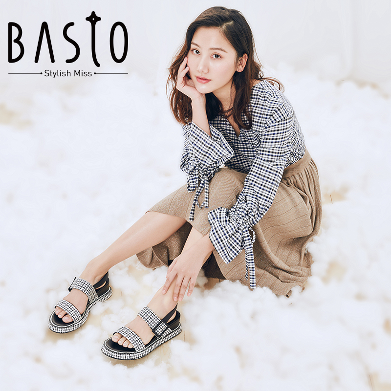 BASTO/百思图夏季专柜同款格纹一字带坡跟女凉鞋TCN06BL8