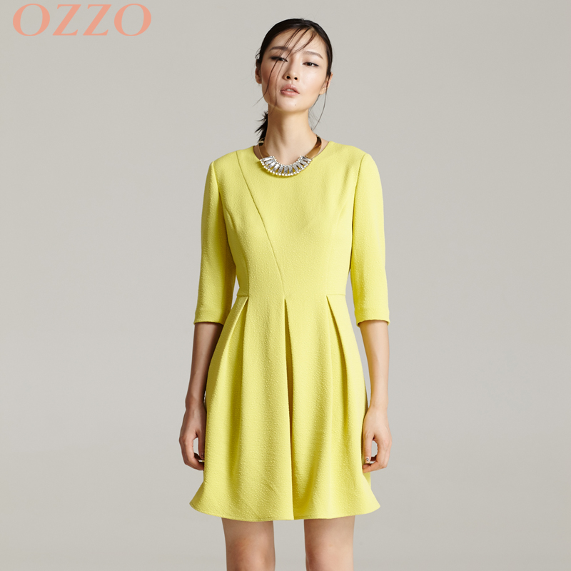 OZZO/欧尼迩收腰连衣裙 不规则斜褶芥末黄圆领七分袖 肌理中裙