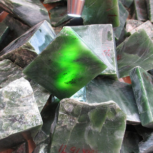 和田玉老料俄罗斯碧玉原石原料图片