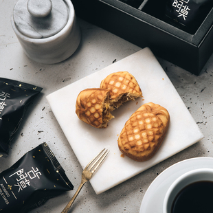 谷阿莫凤梨酥黑底烫金礼盒1盒10入-内地港澳2盒免运-台湾糕点零食