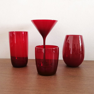 红色玻璃杯子图片