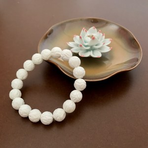 白色佛珠男图片