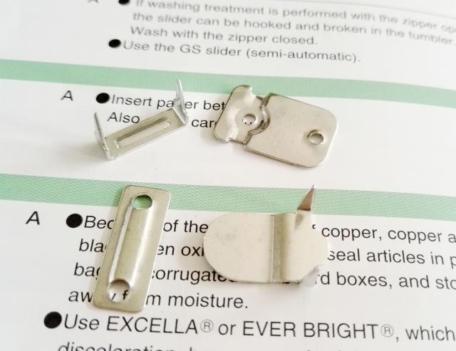 依顿电气请求断路器搭扣组织及其断路器专利封闭时防尘罩严密掩盖拨动板区域阻隔尘埃与异物