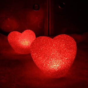 手拿水晶发光 span class=h>红色 /span>心形 span class=h>灯 /span>