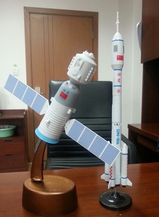 包邮新年礼物飞船模型长征二号火箭模型可拆分神舟十号航天模型