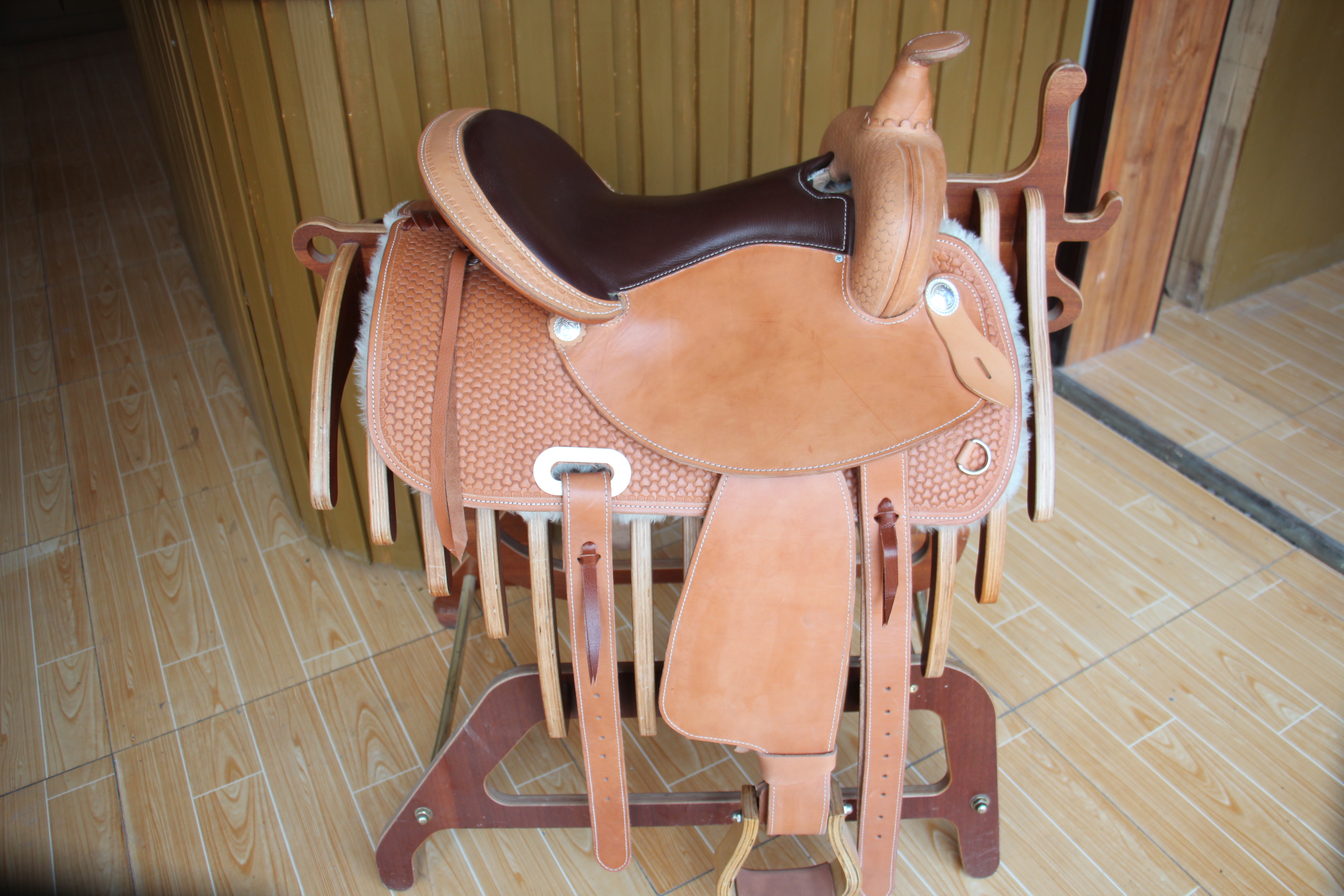 雕花西部鞍 全牛皮马术鞍 野骑西部马鞍 源兴马术马具包邮