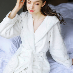 白色睡袍女冬珊瑚绒加厚图片